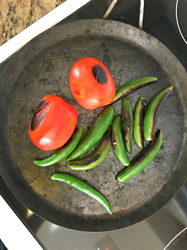 Roast tomatoes for salsa -| livingmividaloca.com | #livingmividaloca
#roastedsalsa #recipes #serranosalsa #salsa #serranochile #diprecipes