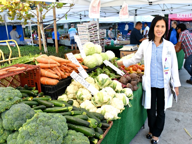 Tips from a dietician on shopping at a farmers market - LivingMiVidaLoca.com