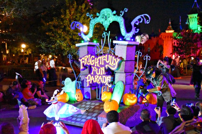 New Disneyland parade during Mickey's Halloween Time - LivingMiVidaLoca.com