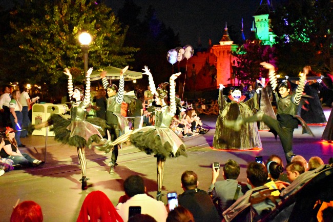 Halloween Time parade at Mickey's Halloween Party - LivingMiVidaLoca.com