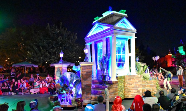 Haunted Mansion float at Frightfully Fun Parade at Mickey's Halloween Party - LivingMiVidaLoca.com