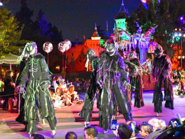 WATCH Frightfully Fun Parade at Mickey�s Halloween Party