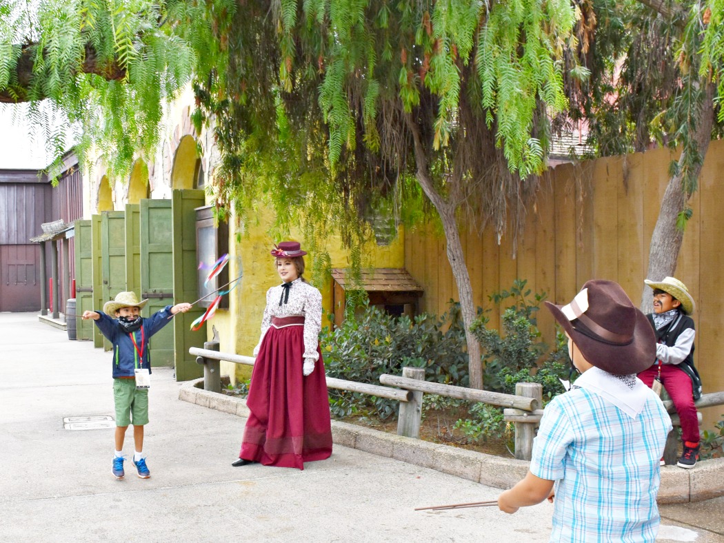 Kids playing at Ghost Town Alive - livingmividaloca.com