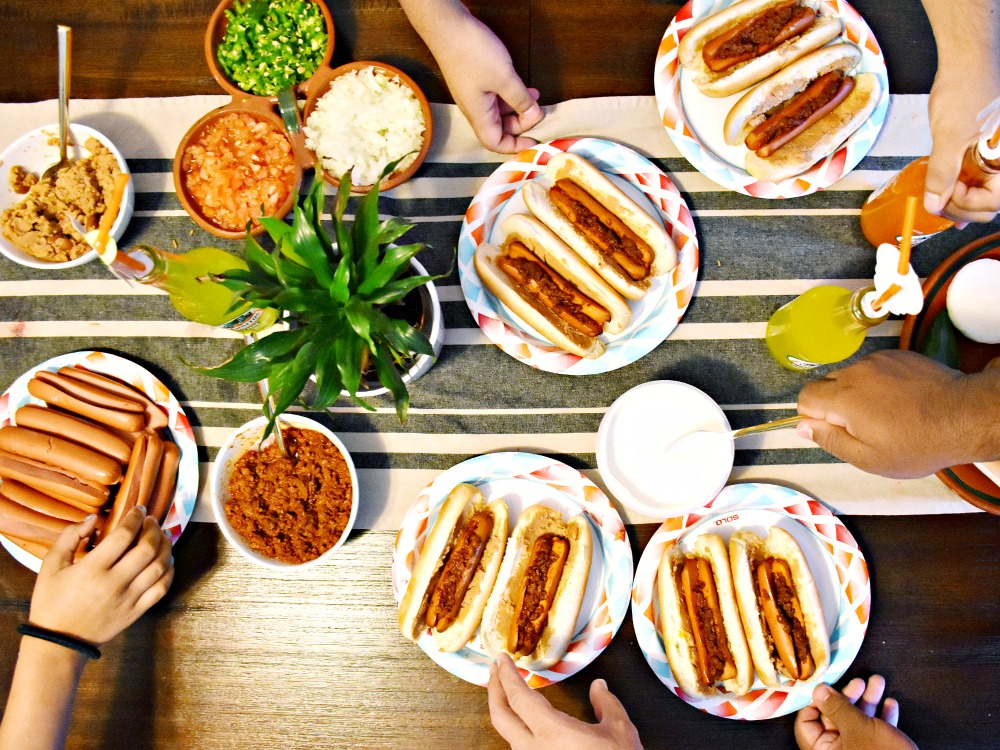 How to make spicy Mexican hot dogs for the whole family - LivingMiVidaLoca.com
