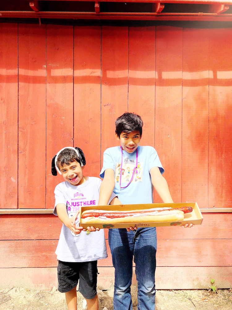 kids holding 2 foot long hot dog - livingmividaloca.com