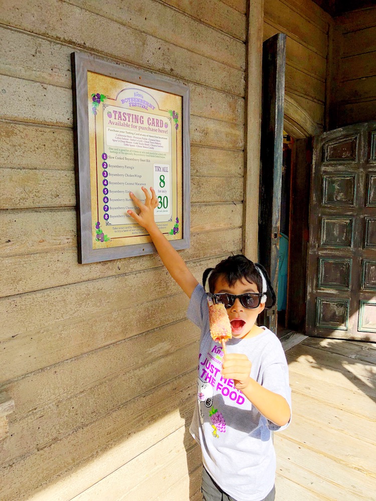 Boy and elote showing tasting card info at Knott's - livingmividaloca.com