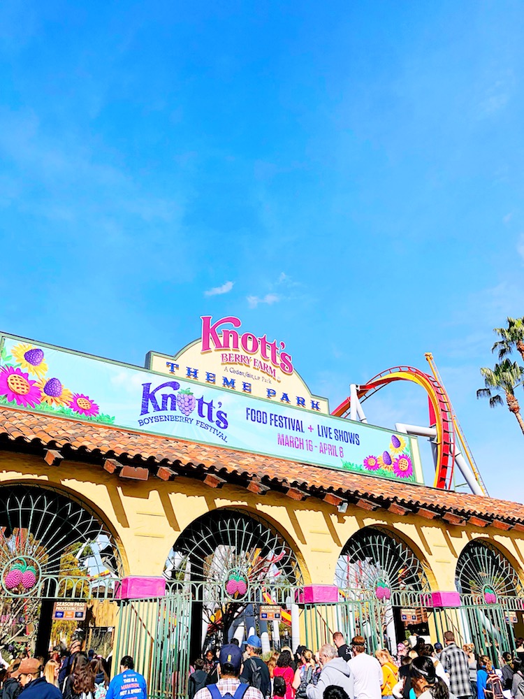 Knott's Berry Farm theme park in California - livingmividaloca.com