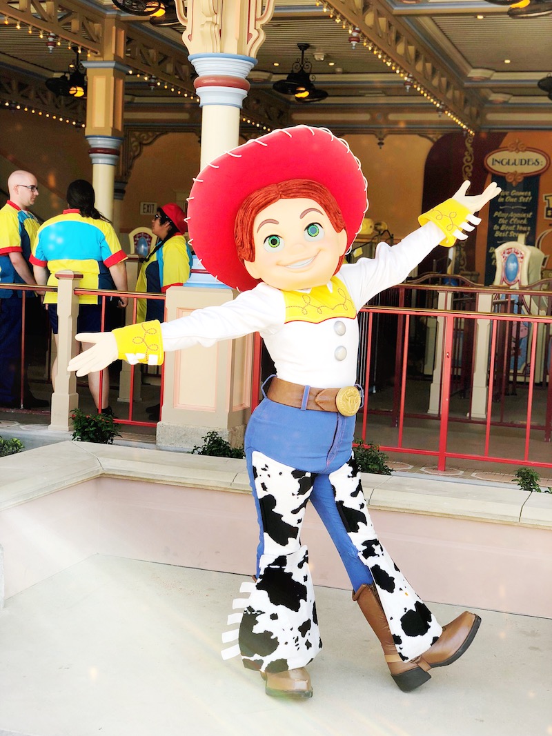 Jesse character app at Pixar Pier - livingmividaloca.com - #pixarpier #disneyland #disneycaliforniaadventure