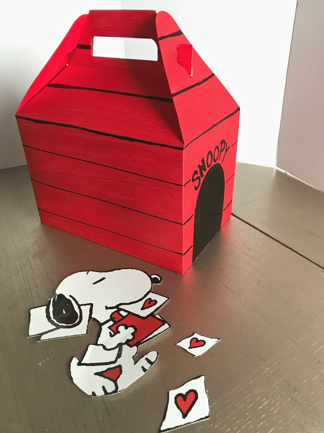 Snoopy Valentine Box | LivingMiVidaLoca.com | #LivingMiVidaLoca #Snoopy #ValentineBox #DIYValentine #ValentinesDayCraft #VdayCraft #SnoopyValentines