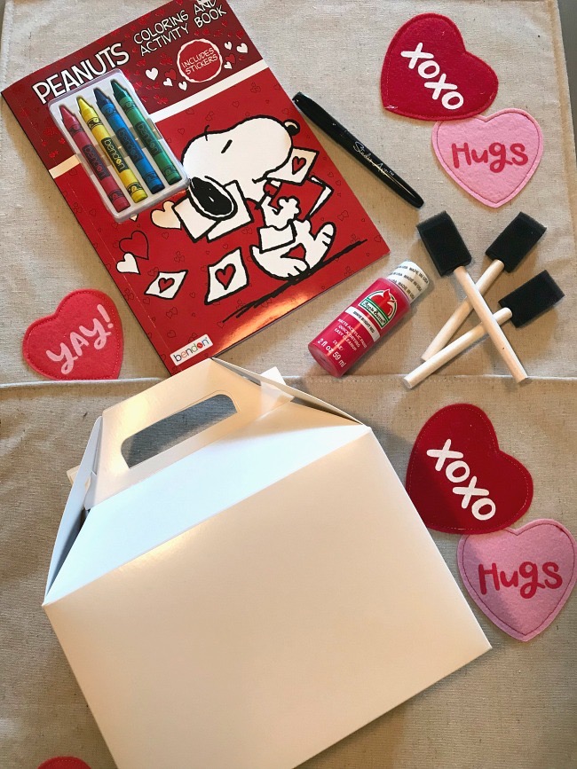 Snoopy Valentine Box | LivingMiVidaLoca.com | #LivingMiVidaLoca #Snoopy #ValentineBox #DIYValentine #ValentinesDayCraft #VdayCraft #SnoopyValentines