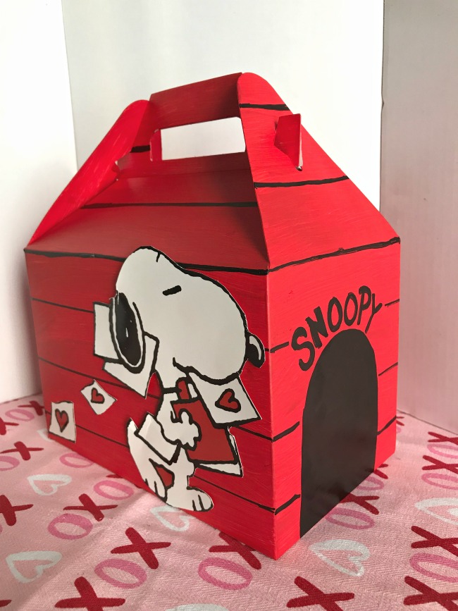 Snoopy Valentine Box | LivingMiVidaLoca.com | #LivingMiVidaLoca #Snoopy #ValentineBox #DIYValentine #ValentinesDayCraft #VdayCraft #SnoopyValentines