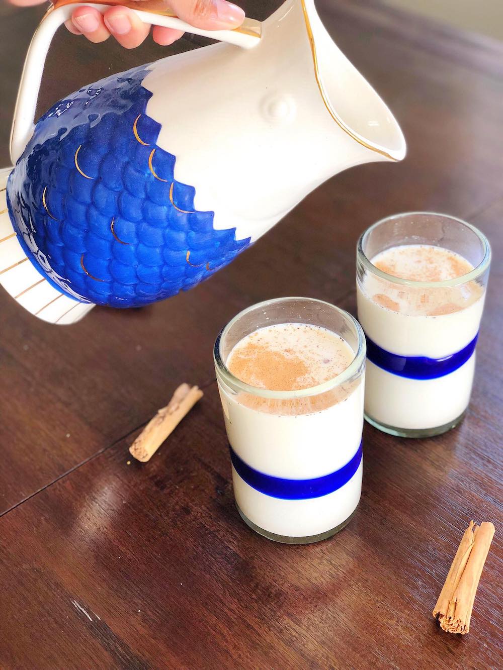 How to make homemade horchata cinnamon rice milk in a Mexican glass - livingmividaloca.com