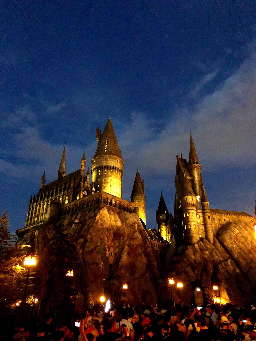 Hogwarts castle lit up at night at universal studios Hollywood - livingmividaloca.com