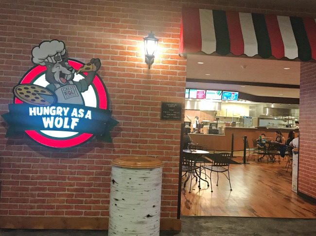 https://livingmividaloca.com/wp-content/uploads/2018/07/hungry-as-wolf-great-wolf-lodge.jpg