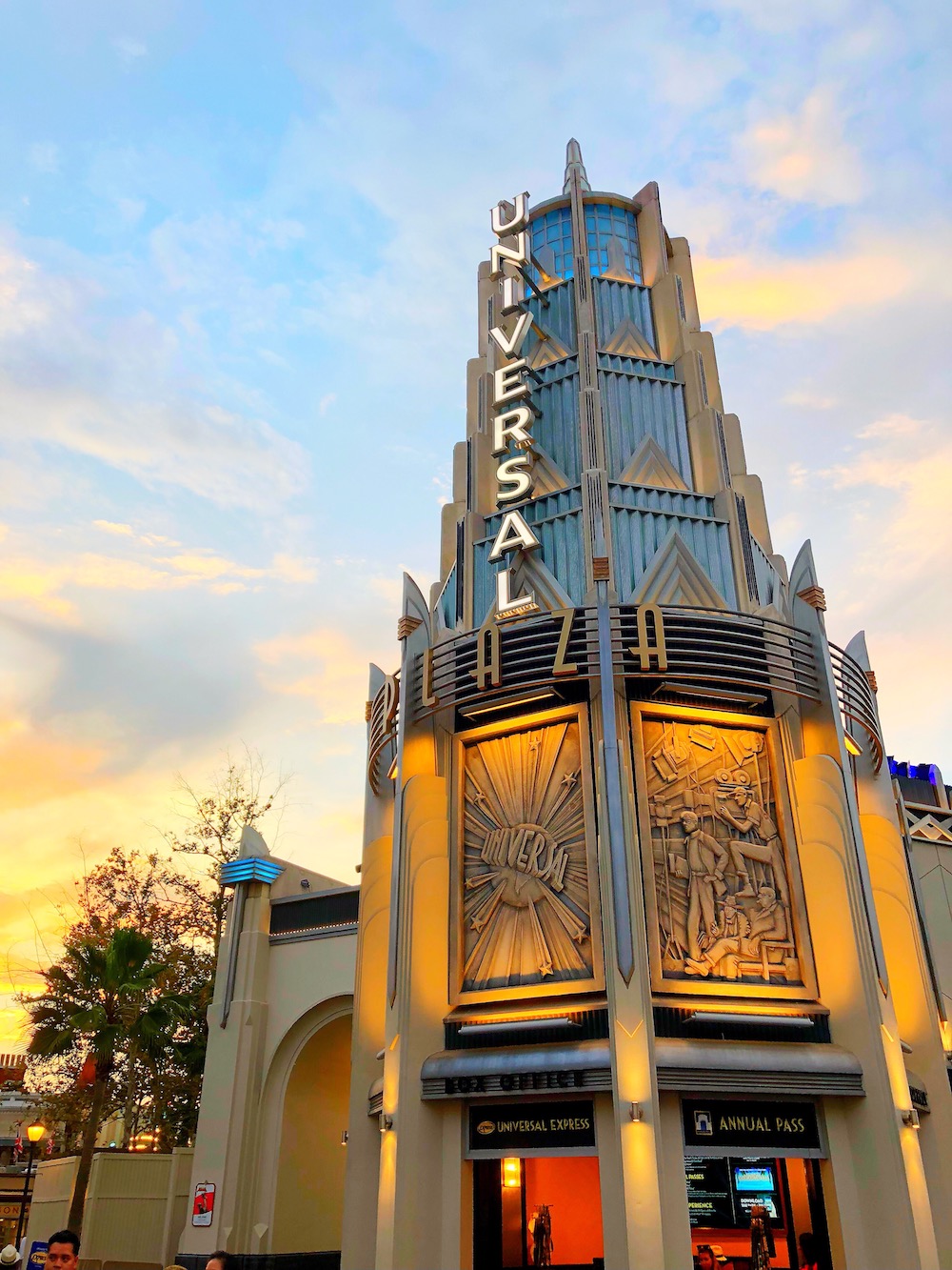 Universal Studios plaza with sunset in the background - livingmividaloca.com