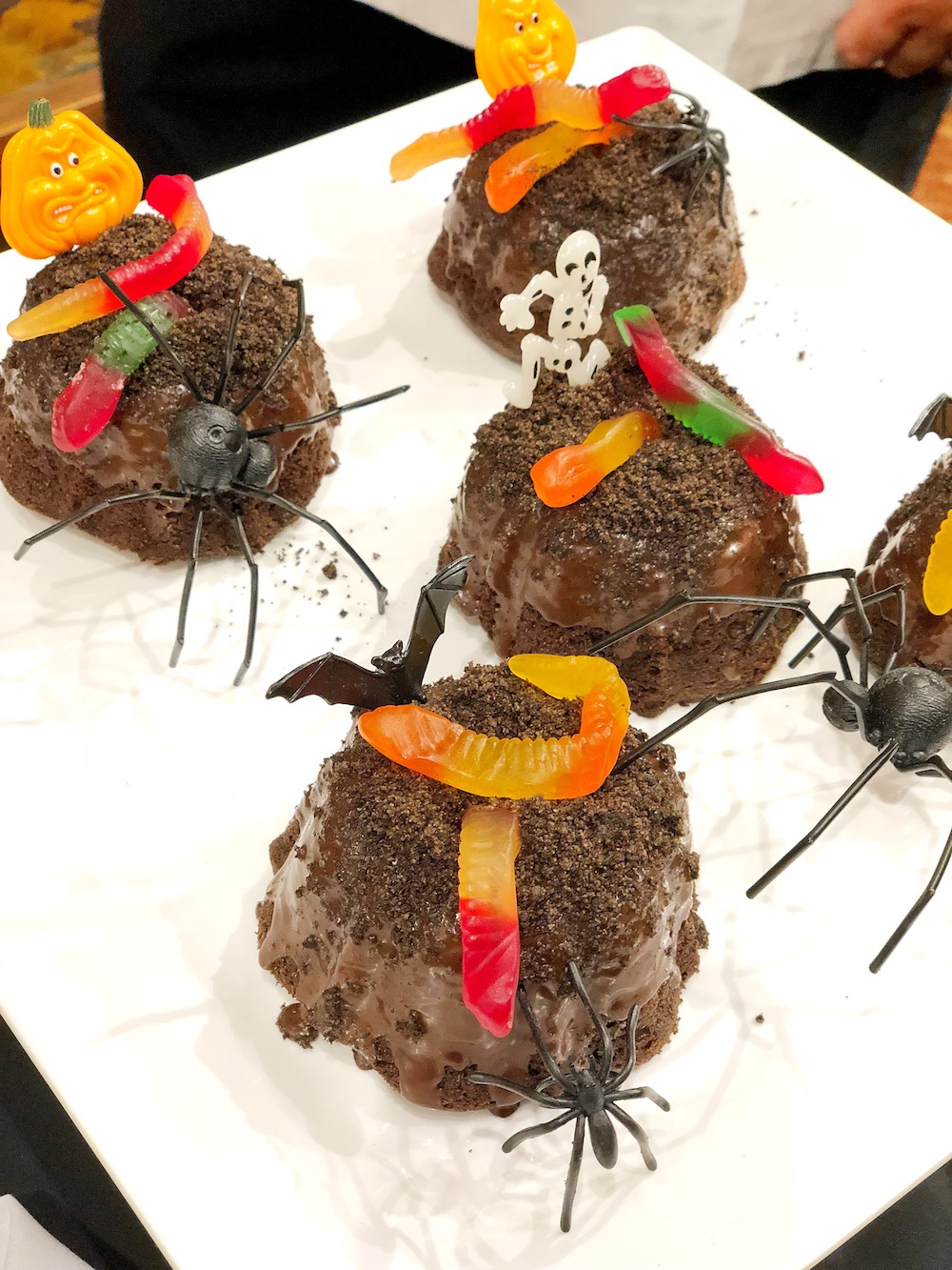 Mini chocolate bundt cakes. Get it during Knott's Scary Farm | livingmividaloca.com | #scaryfarm #knottsberryfarm #flaminghotcheetos #themepark #amusementpark #familytravel #california #southerncalifornia