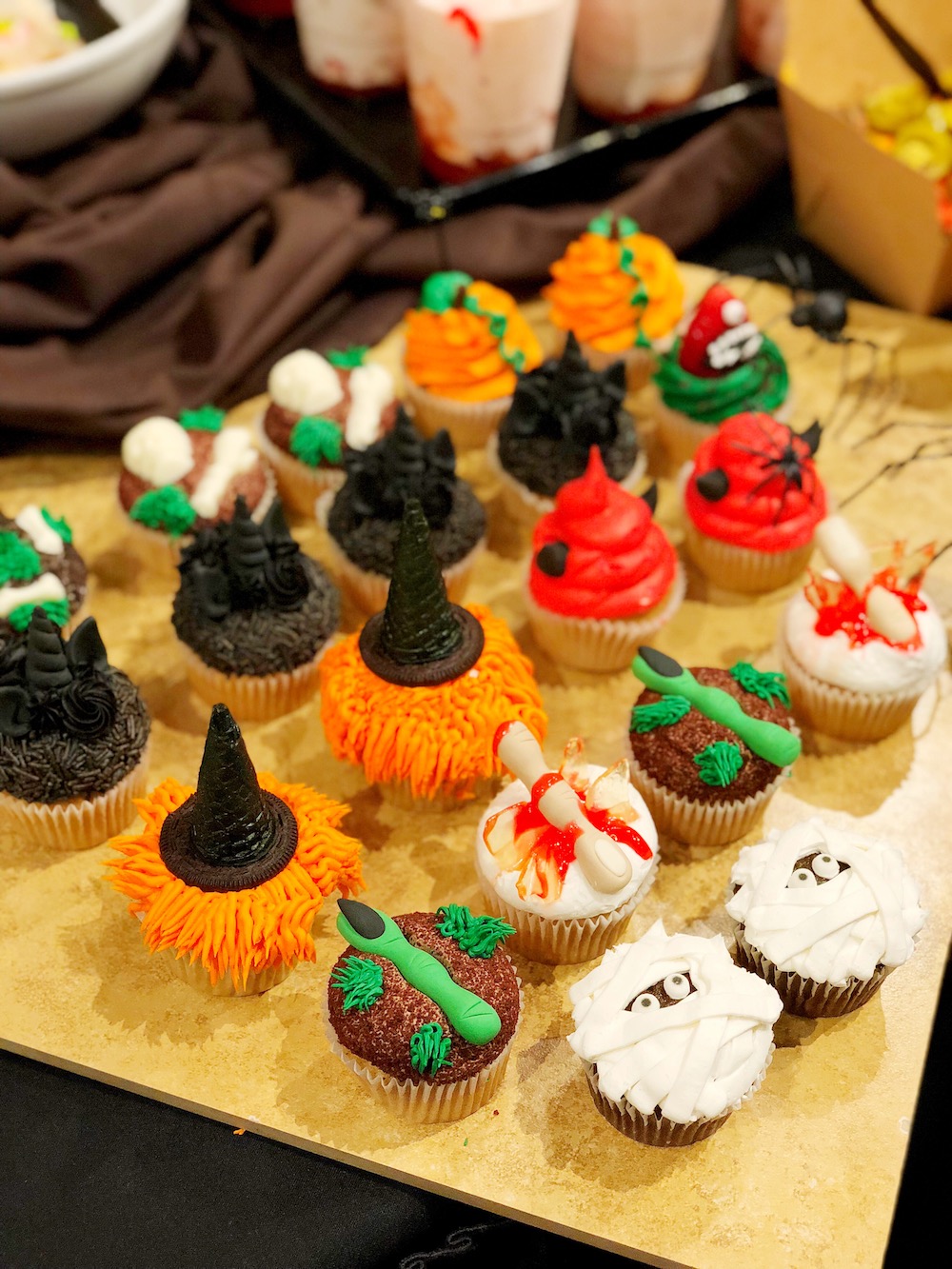 Cute halloween cupcake designs. Get it during Knott's Scary Farm | livingmividaloca.com | #scaryfarm #knottsberryfarm #flaminghotcheetos #themepark #amusementpark #familytravel #california #southerncalifornia