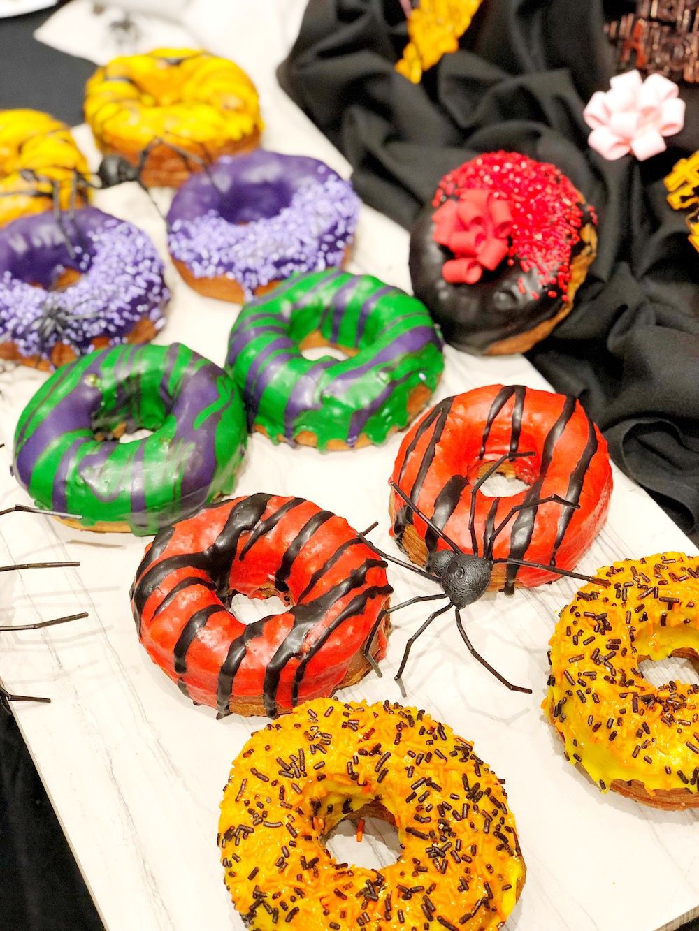 Halloween cronuts at Knott's Berry Farm. Get it during Knott's Scary Farm | livingmividaloca.com | #scaryfarm #knottsberryfarm #flaminghotcheetos #themepark #amusementpark #familytravel #california #southerncalifornia