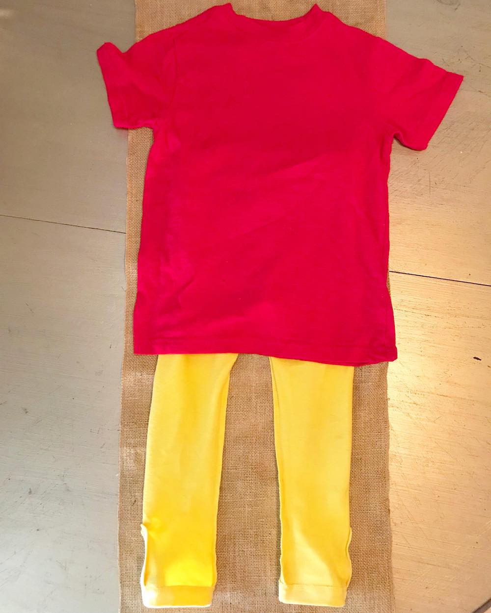 DIY Winnie the Pooh costume can be made in five minutes for Halloween or Disney bounding. No sew Halloween costume. | livingmividaloca.com | #livingmividaloca #winniethepooh #cosplay #DisneyBoundChallenge