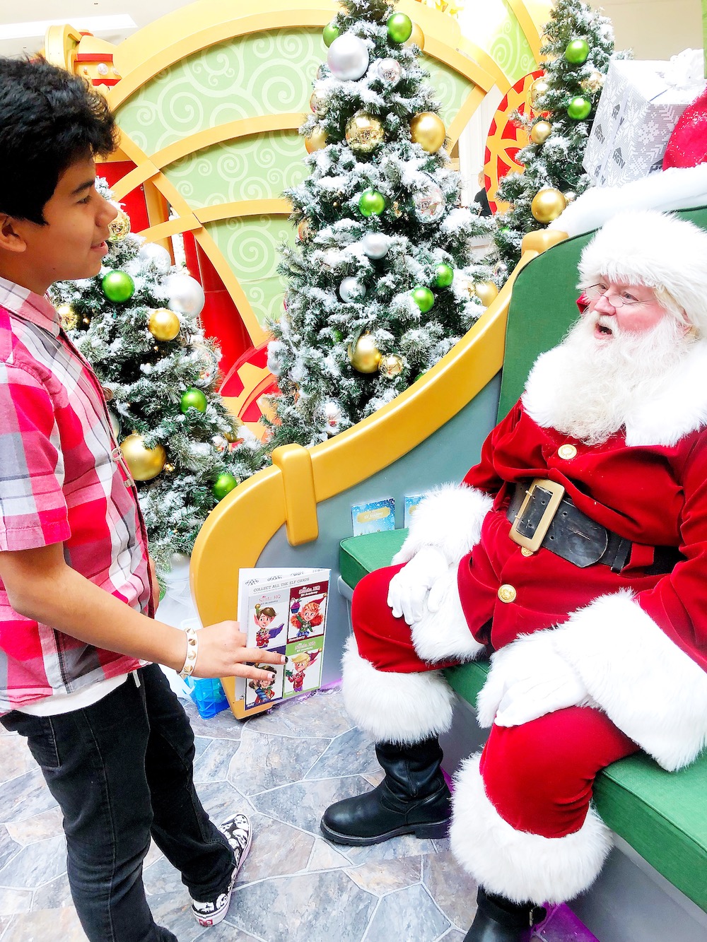 Visit Santa at Los Cerritos Center at Santa HQ, presented by HGTV. Kids can turn into elves, try the Naughty or Nice O'Meter and meet Santa! | LivingMiVidaLoca.com | #LivingMiVidaLoca #SantaHQ #LoveHGTV #LosCerritosMall