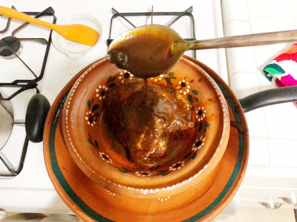 Mole poblano con pollo -- receta bastante realizable. // Chicken with poblano mole sauce. | LivingMiVidaLoca.com | #LivingMiVidaLoca #Mole #MoleinChicken #ChickeninMole #ChickenMole #TraditionalMexicanRecipes #MexicanFood #MexicanMole