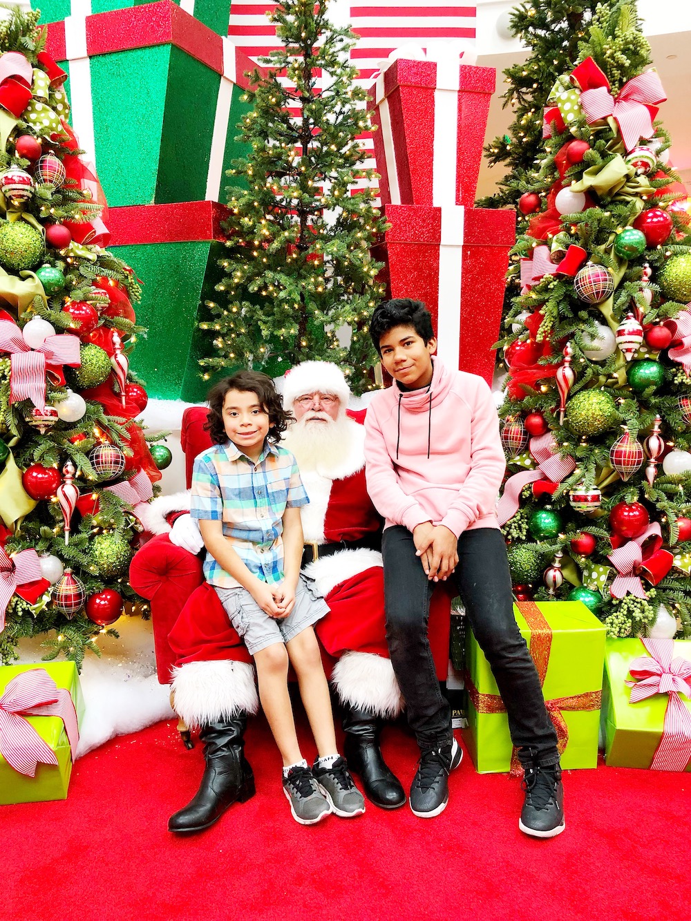 Holiday shopping and visiting Santa at MainPlace Mall in Santa Ana | LivingMiVidaLoca.com | #LivingMiVidaLoca #SantaAna #ShopMainPlace #ShopMainPlaceMall #MainPlace #KidBlogger