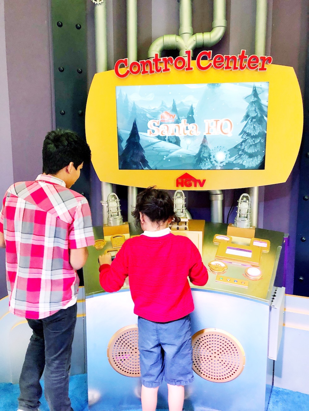 Visit Santa at Los Cerritos Center at Santa HQ, presented by HGTV. Kids can turn into elves, try the Naughty or Nice O'Meter and meet Santa! | LivingMiVidaLoca.com | #LivingMiVidaLoca #SantaHQ #LoveHGTV #LosCerritosMall