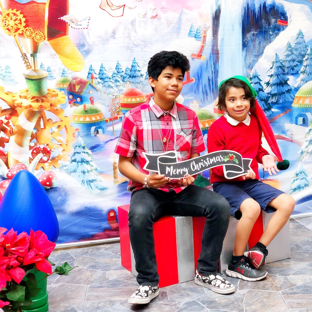 Visit Santa at Los Cerritos Center at Santa HQ, presented by HGTV. Kids can turn into elves, try the Naughty or Nice O'Meter and meet Santa! | LivingMiVidaLoca.com | #LivingMiVidaLoca #SantaHQ #LoveHGTV #LosCerritosMall