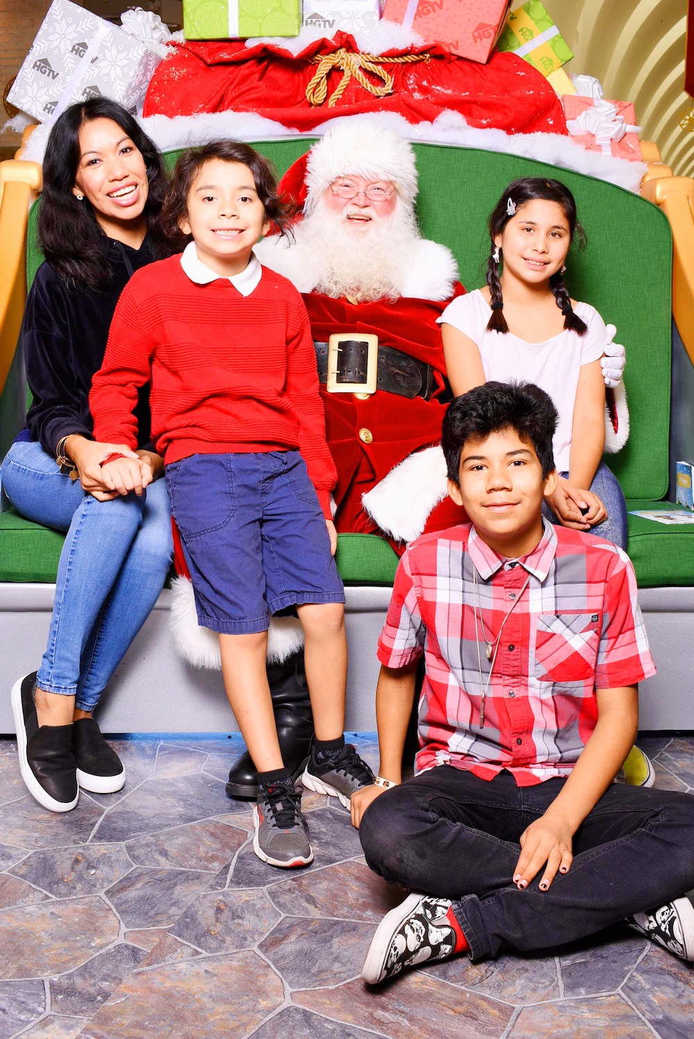 Visit Santa at Los Cerritos Center at Santa HQ, presented by HGTV. Kids can turn into elves, try the Naughty or Nice O'Meter and meet Santa! | LivingMiVidaLoca.com | #LivingMiVidaLoca #SantaHQ #LoveHGTV #LosCerritosMall