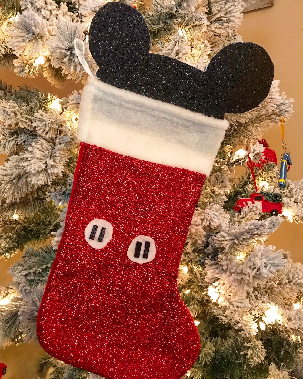 How to make a Mickey Mouse stocking in under 10 minutes - livingmividaloca.com | #LivingMiVidaLoca #DIYChristmasStocking #MickeyMouseStocking #MickeyMouse #DIYChristmas #ChristmasCraft