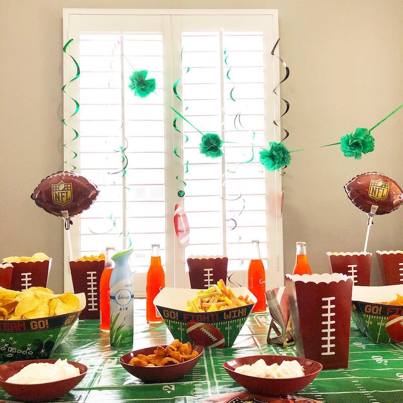 It took us about ten minutes to set up for the big game party on Sunday. This easy football party idea is great for small places too! - livingmividaloca - #LivingMiVidaLoca #biggame #footballparty #partyidea