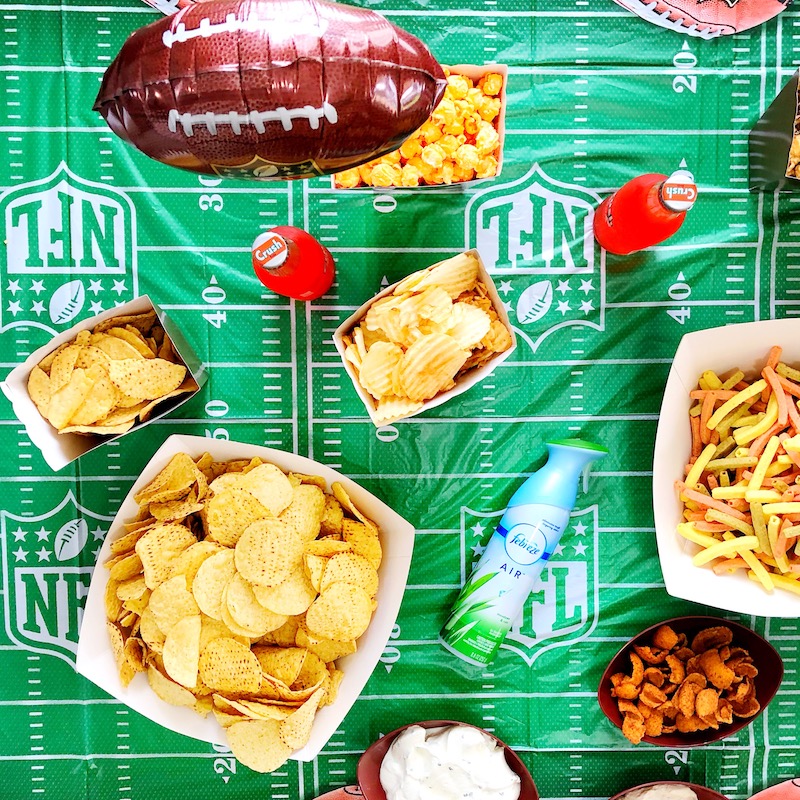 It took us about ten minutes to set up for the big game party on Sunday. This easy football party idea is great for small places too! - livingmividaloca - #LivingMiVidaLoca #biggame #footballparty #partyidea
