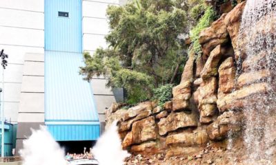 Jurassic World: The Ride is a new thrill ride attraction at Universal Studios Hollywood that has an 84 foot drop and a play area for kids. - livingmividaloca.com - #livingmividaloca #jurassicworld #jurassicpark