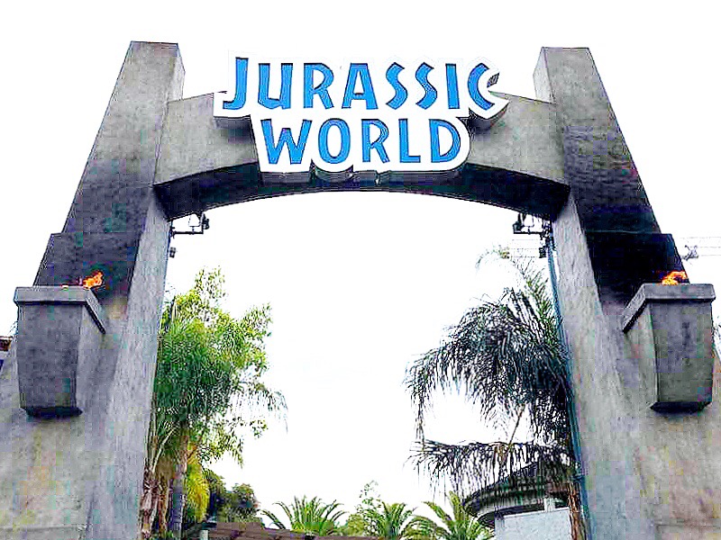 Jurassic World Ride is a new thrill ride attraction at Universal Studios Hollywood that has an 84 foot drop and a play area for kids. - livingmividaloca.com - #livingmividaloca #jurassicworld #jurassicpark