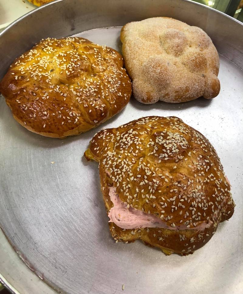 Day of the Dead bread at El Gallo Giro in Santa Ana - LivingMiVidaLoca.com - #LivingMiVidaLoca #DayoftheDead #DiadelosMuertos #Portos