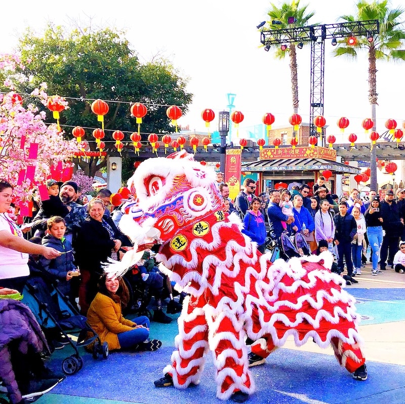 Lion dance at Lunar New Year at Universal Studios Hollywood - livingmividaloca.com