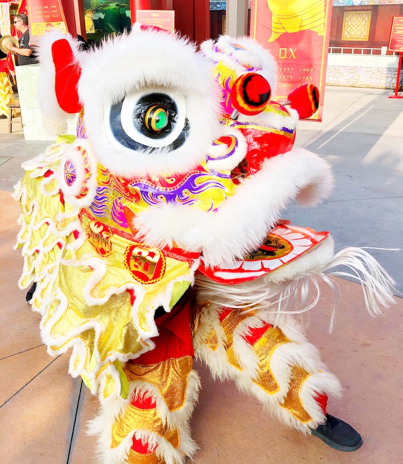 Lion dance at Lunar New Year at Universal Studios Hollywood - livingmividaloca.com