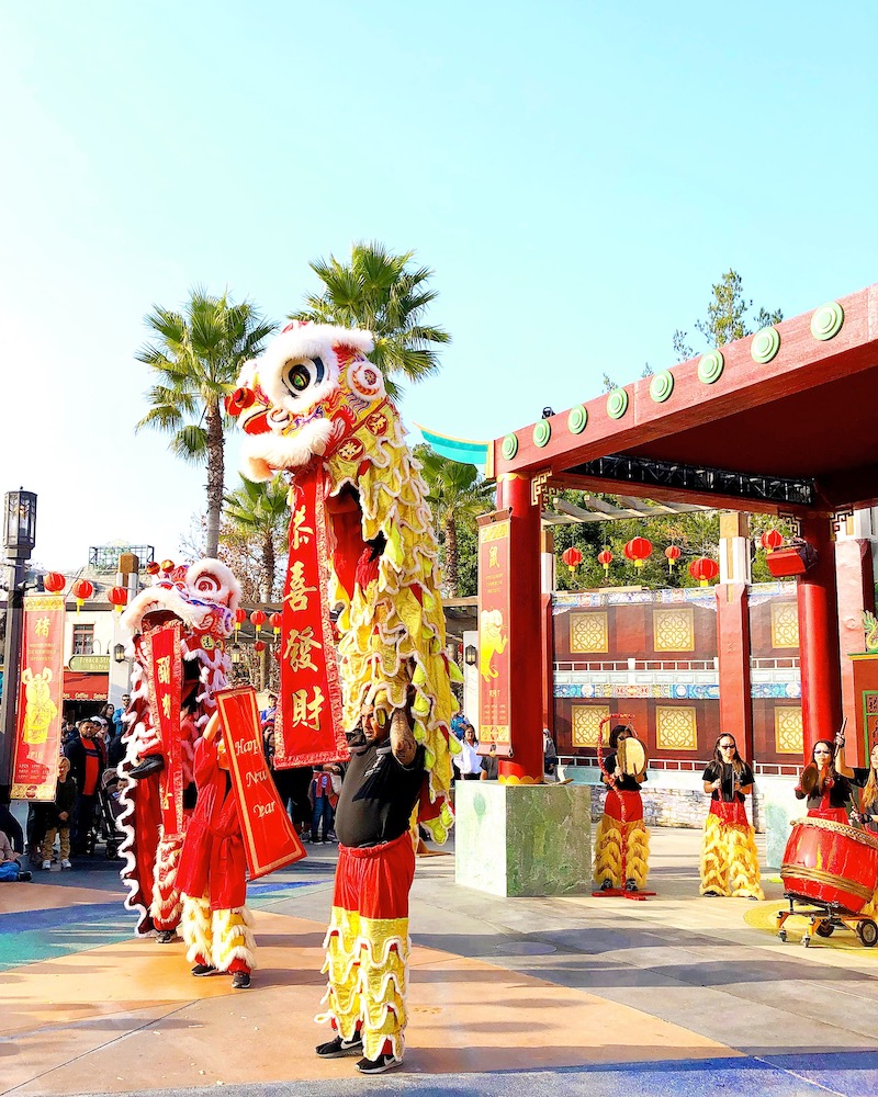 Lion dance at Lunar New Year at Universal Studios Hollywood - livingmividaloca.com