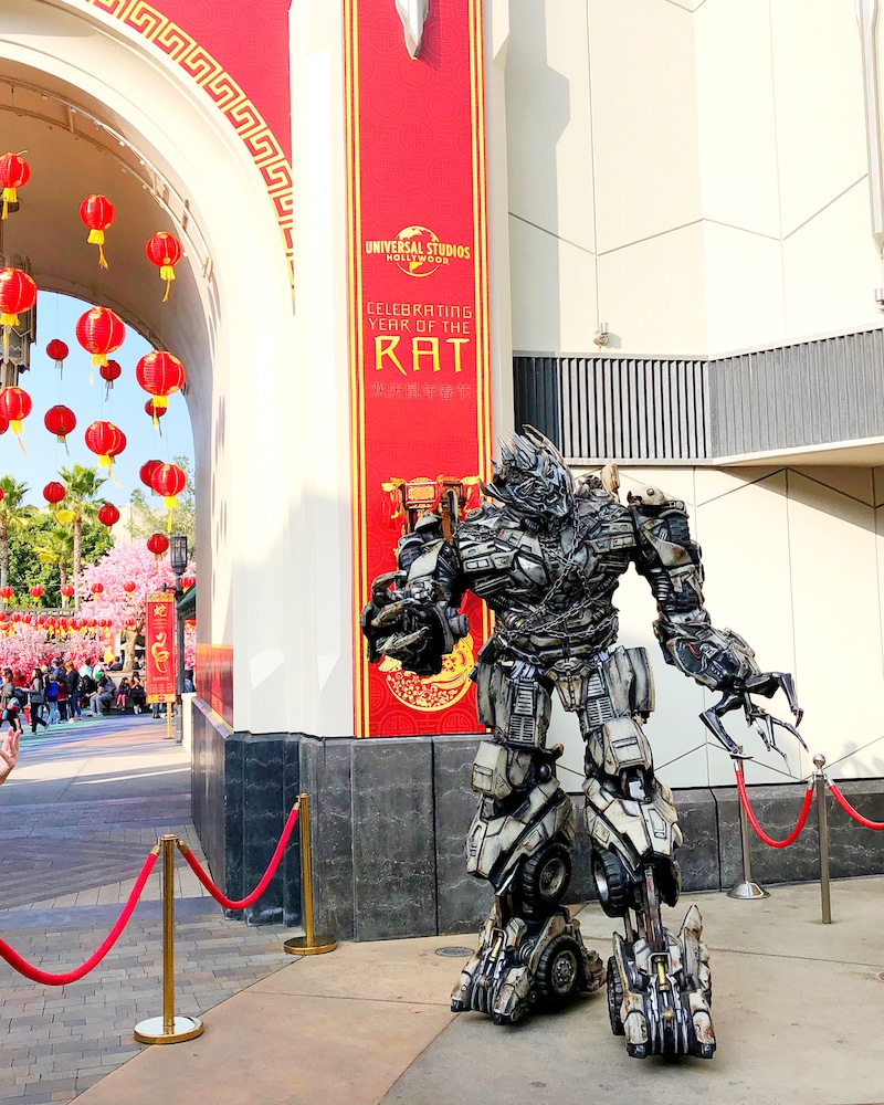 Take a picture with Mandarin-speaking MEGATRON 