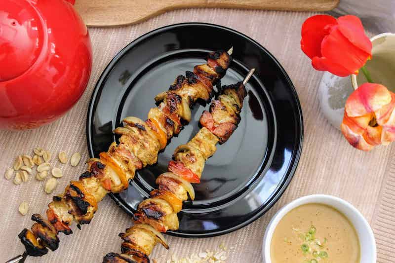 satay with peanut sauce - livingmividaloca.com