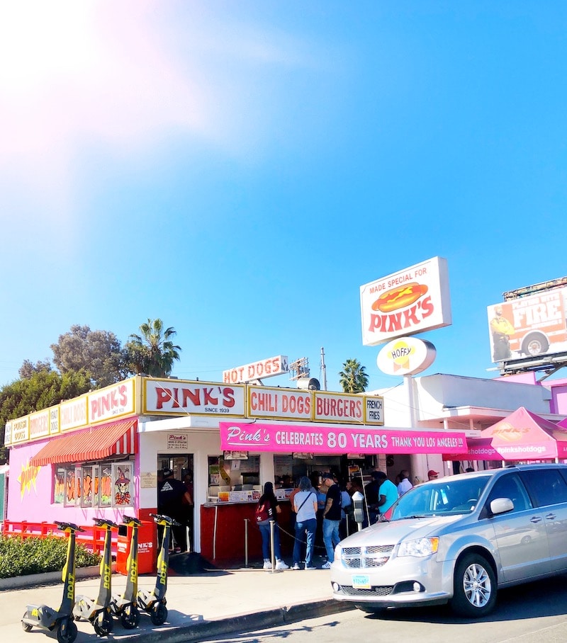 Los Angeles Travel Guide: Things To Know Before Visiting Los Angeles. Visiting Pink's hot dogs in Los Angeles - livingmividaloca.com