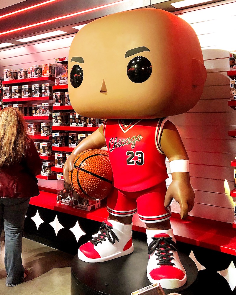 Basketball Funko POP figures at Funko Hollywood store - livingmividaloca.com