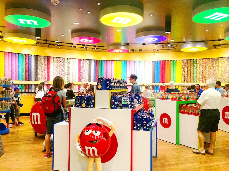 Las Vegas for kids - visiting the M&M store in Las Vegas - livingmividaloca.com