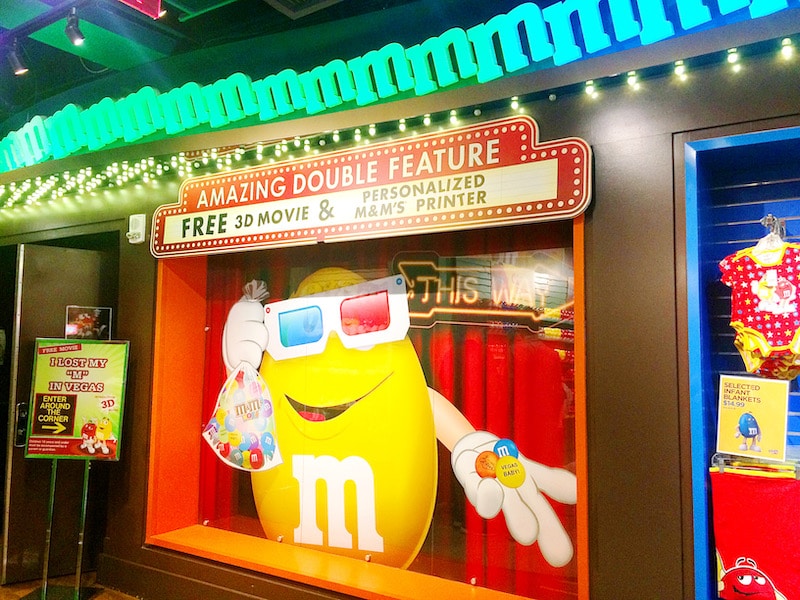 Las Vegas for kids - visiting the M&M store in Las Vegas - livingmividaloca.com