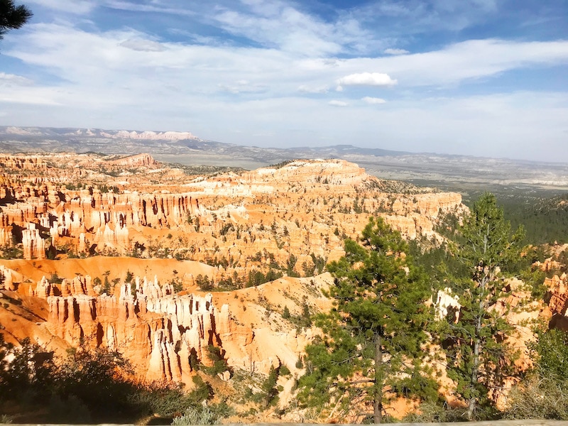 Visiting Bryce Canyon Amphitheater on a Zion road trip. - livingmividaloca.com