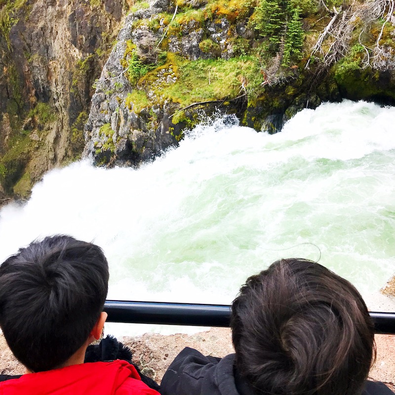 Road trip to see Old Faithful Geyser at Yellowstone with kids and car camping along the way - livingmividaloca.com