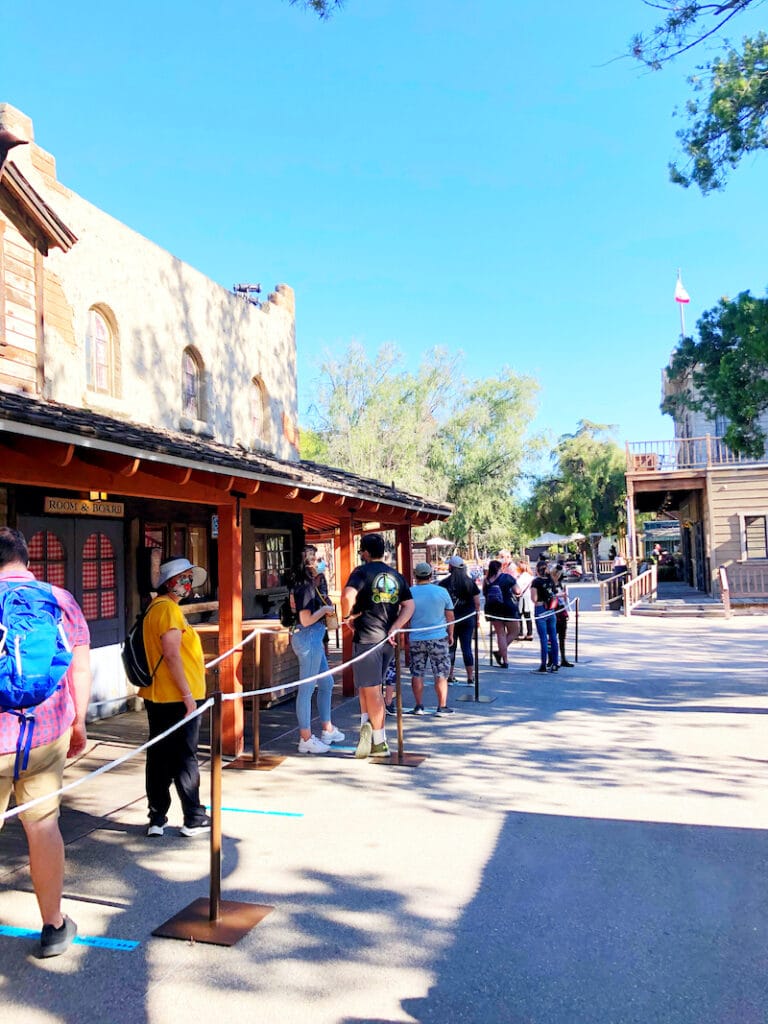 Taste of Calico at Knott's Berry Farm lines for food - livingmividaloca.com