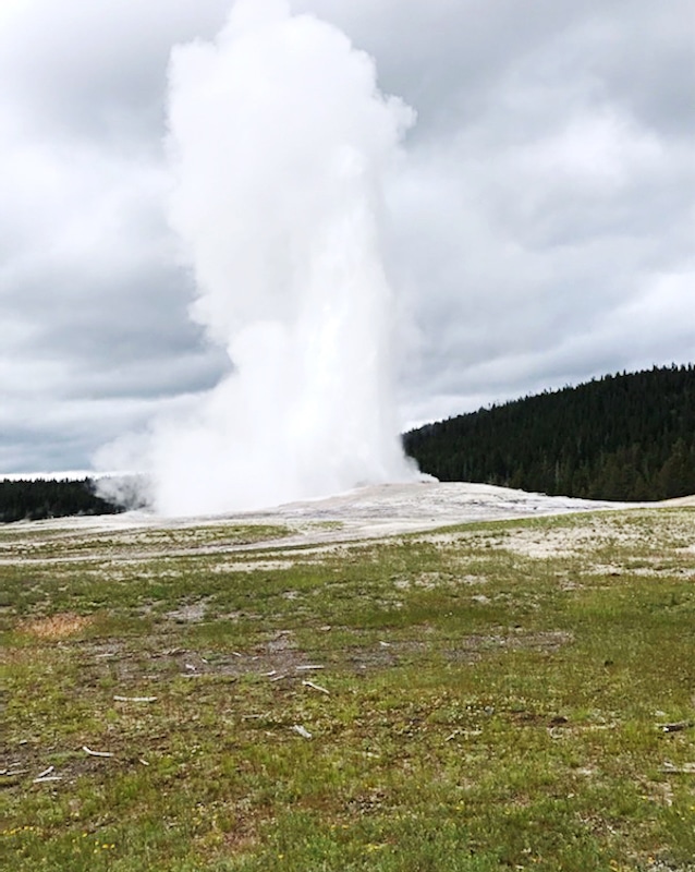 Road trip to see Old Faithful Geyser at Yellowstone with kids and car camping along the way - livingmividaloca.com