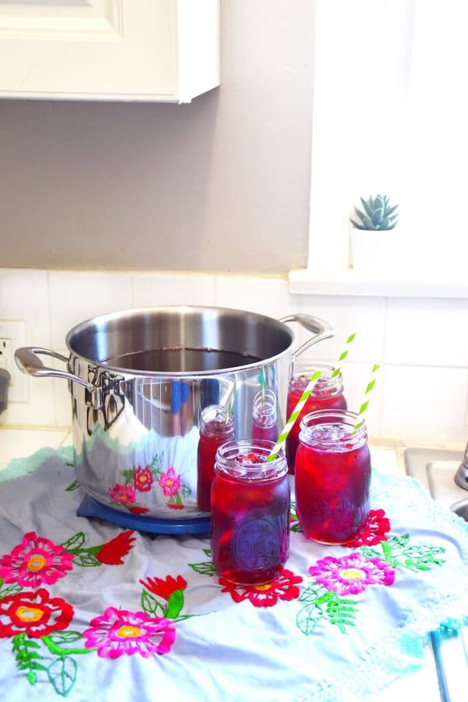 How to make agua de jamaica - livingmividaloca.com