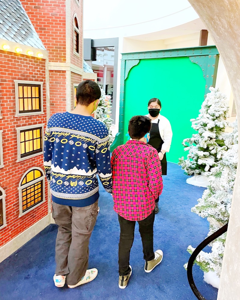 Visit with Santa at MainPlace Mall at The Polar Express set. | LivingMiVidaLoca.com